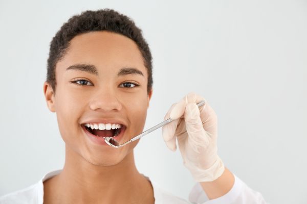 How Teenagers Can Benefit From Seeing A Family Dentist For Dental Cleanings